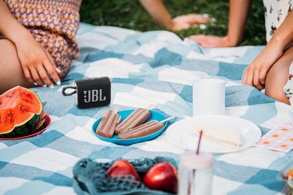 super zvočnik JBL Flip 6, tehnologija Bluetooth, JBL prenosna aplikacija, USB-C polnjenje, okolju prijazna embalaža, lepo oblikovanje, odličen zvok, dolga življenjska doba baterije